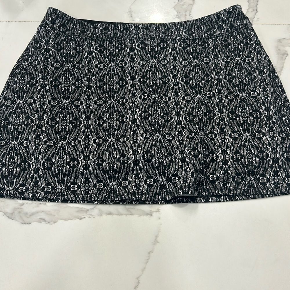 Tranquility Black & White Skort. Size XL